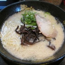 一番シンプルな、とんこつラーメンです。