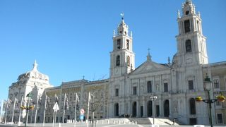 行って良かった2000室あるマフラの立派な修道院、宮殿、教会だった。