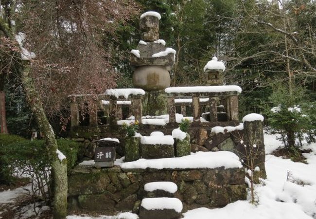 近くに山中鹿介供養塔も