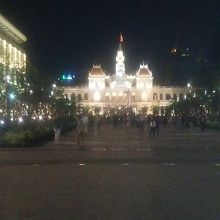 広場から見た人民委員会庁舎