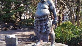 大横綱の銅像に気付きました