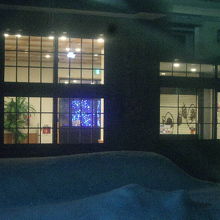 2016年にリニューアルされたばかりの比布駅舎の様子