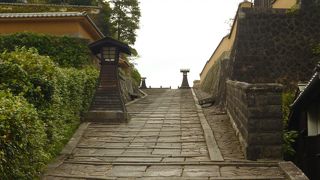 武家屋敷と商人の町をつなぐ坂です。