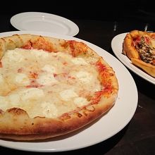 4種のチーズピザ、ペパロニ&マッシュルームピザ