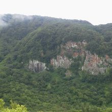 向かいの山の岩肌。この辺りは岩が多いです。