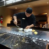 アジアンレストランには鉄板焼もあり、目の前で作ってくれます。