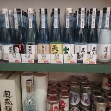 店内。日本酒も色々。