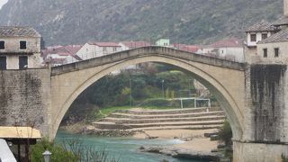 紛争で破壊され、復元された石の橋