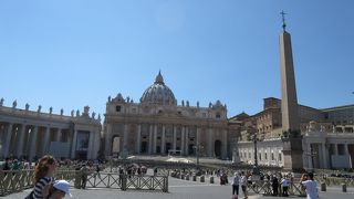 半円形の回廊の４列の円柱が１本に見える場所があります