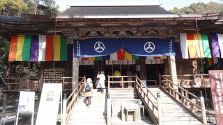 歴史感じさせる門