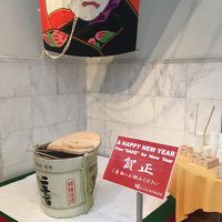 正月なのでフロント前で樽酒が振舞われます。