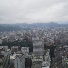 西側の風景。こちらも列車が。山並みも見られます。
