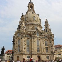 戦争で破壊され、再建された教会