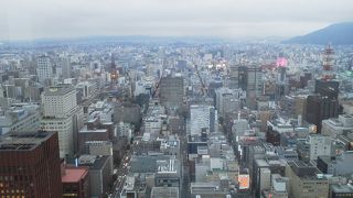 行き交う列車を眺めるのは楽しい！（JRタワー展望室T38）