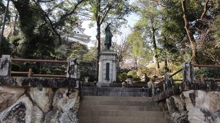 追手門のすぐ近くにあり