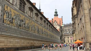 旧市街の通りの１つにあります。