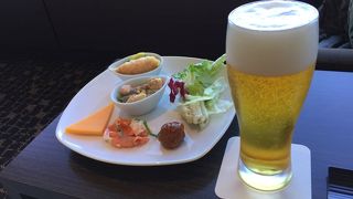 ANA Loungeに比べて空いている