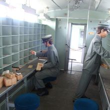 中では仕分けの作業中