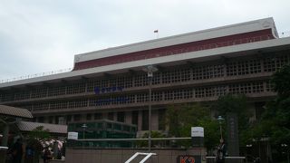 台鉄、高速鉄道、ＭＲＴと駅ビル内ショップとフードコートが集結