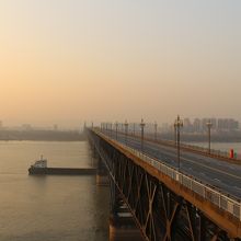 夕闇の長江大橋（なぜか通行止めで車は走ってなかった）