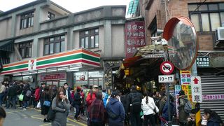 バス停を降りたら坂を登り入り口はセブンイレブン横からの狭い路地