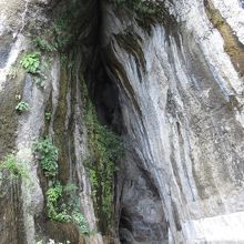 洞窟のままになった