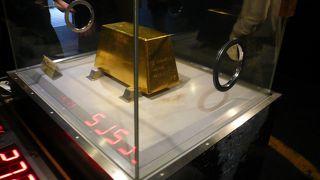 ２２０ｋｇの金の塊に触れましょう