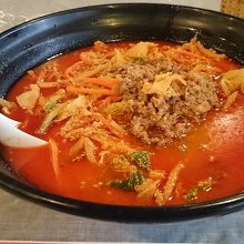 独特の風味の坦々麺も美味