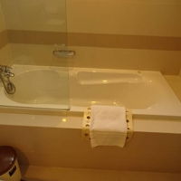 浴槽も広くシャワーの湯量も充分