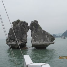 ハロン湾のシンボルである「闘鶏岩」（