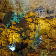 外光の入って居る所が出口です。