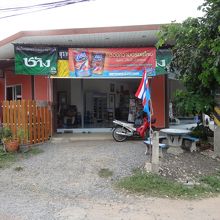 こちらの店先のバイクでパノムワン遺跡へ