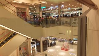 交通至便。店内は殆ど日本のデパートと一緒。