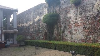 朽ちた城壁は見応えあり