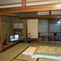 通称「黒沢ルーム」は二間続きの和室。坪庭を見下ろせます。