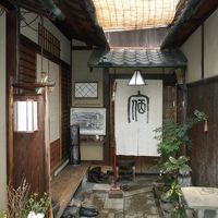 玄関は京都の町家らしい佇まい