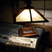 監督も執筆されたであろう文机。御主人手作りのランプなど