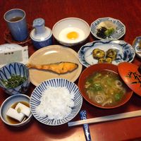 別室での食事。ちょっと物足りない内容。目玉焼きは電子レンジ？