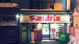商店街にひっそりと佇む、24時間営業のサンドイッチ屋さん。