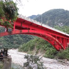 この橋を降りて渓谷を歩く