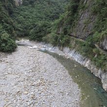 この清流沿いを歩く