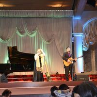 食事会場でのショーの様子です