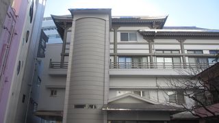 外苑前駅のすぐ近くにある寺院です