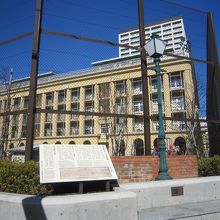 ３明石小学校角の街灯柱と説明板