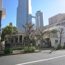 １明石小学校側から教会正門