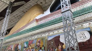 ミャンマーで１，２を争う大きな寝仏