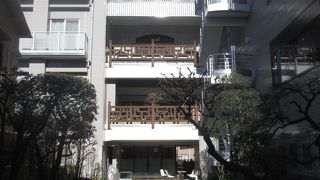 青山通りから外苑西通りに入り少し進むと右手にある黄檗宗の寺院です