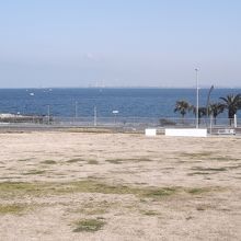 正面玄関より芝生越しに海を臨む