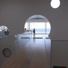 エントランスから海を臨む