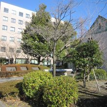 １トライスラー記念館と石標